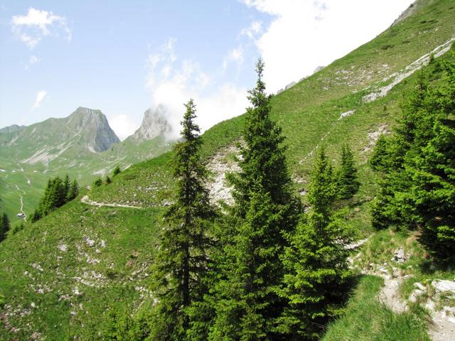 am Horizont taucht der Leiterenpass auf