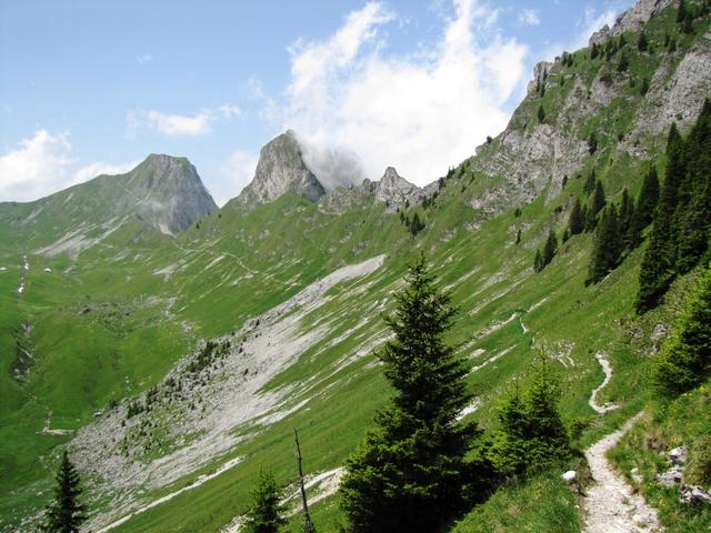 bei Chrumfadeflue ist der ganze Höhenweg bis zum Leiterenpass gut ersichtlich