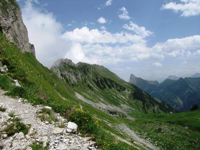 Blick zurück. Die Sicht reicht bis zum Stockhorn