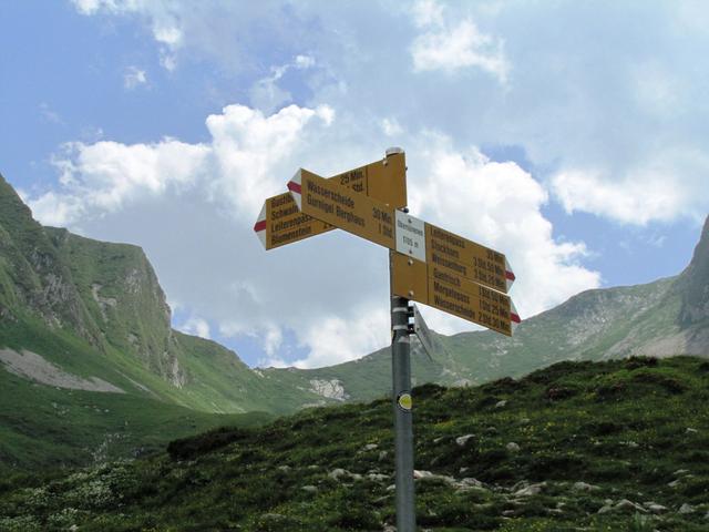 Wegweiser auf Alp Obernünene 1689 m.ü.M.