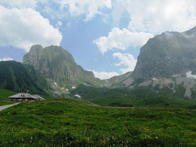 Blick hinauf zum Leiterenpass. Links die Alphütte Obernünene (Einkehrmöglichkeit)