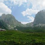 Blick hinauf zum Leiterenpass. Links die Alphütte Obernünene (Einkehrmöglichkeit)