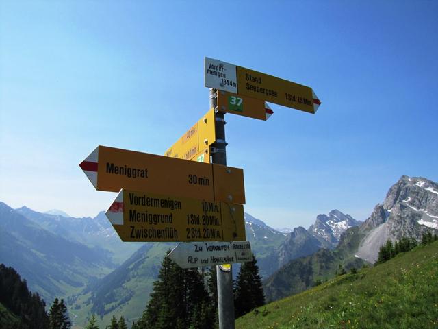 Wegweiser bei Punkt 1851 m.ü.M.