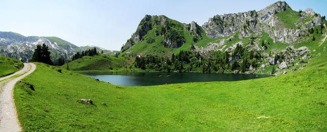 bei Punkt 1838 m.ü.M. erscheint vor uns der idyllische blaue von knorrigen Arven umrahmte Seebergsee