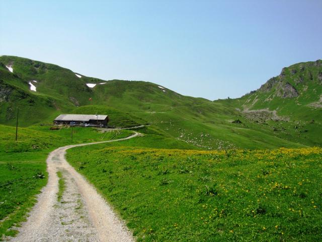 vor uns erscheint das Restaurant Stierenseeberg