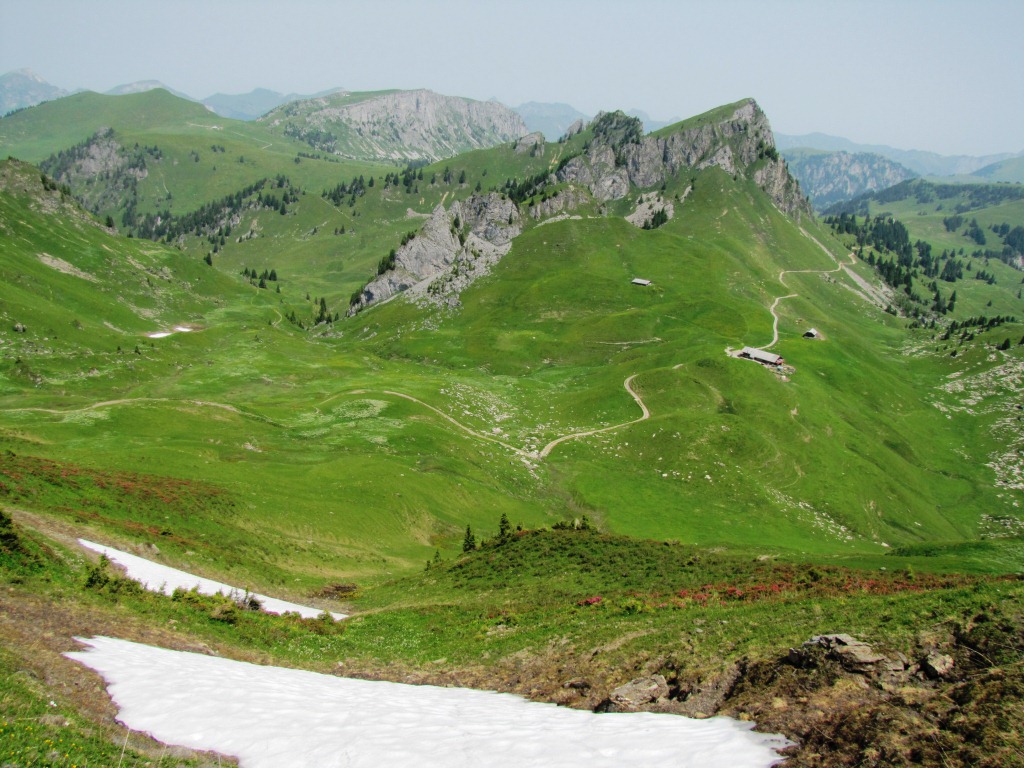 Tiefblick zum Berggasthaus Stierenbergsee