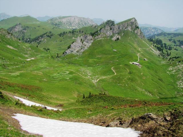 Tiefblick zum Berggasthaus Stierenbergsee