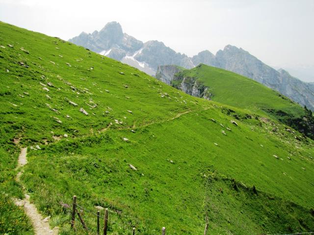 flach unterhalb vom Fromattgrat geht die Wanderung weiter. Der Wanderweg ist immer gut ersichtlich und erstellt