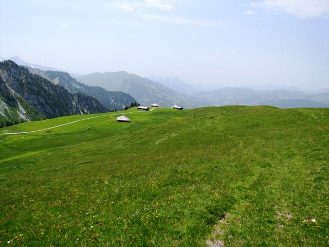 der Wanderweg macht einen grossen Rechtsbogen zu den Alphütten bei Punkt 1856 m.ü.M.