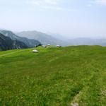 der Wanderweg macht einen grossen Rechtsbogen zu den Alphütten bei Punkt 1856 m.ü.M.