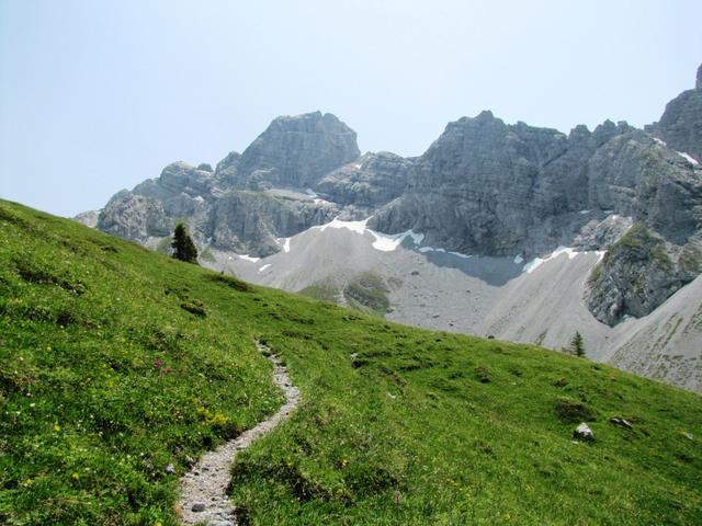 vor uns die gewaltige Kalkbastion der Spillgerte