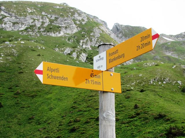 Wegweiser auf die Scheidegg 1991 m.ü.M. es geht weiter nach Schwenden