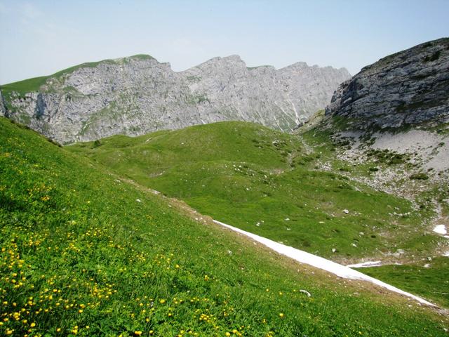 vor uns taucht die gewaltige Kalkwand vom Fromattgrat auf