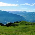 schönes Breitbildfoto von der Calandahütte aus gesehen, mit Blick Richtung Chur, das Plessurdelta und der Montalin, dort oben