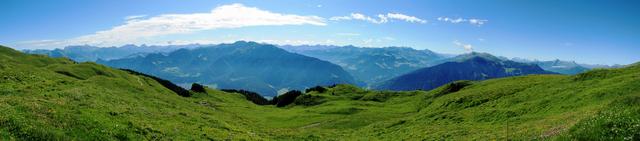 schönes Breitbildfoto von der Calandahütte aus gesehen, mit Blick Richtung Chur, das Plessurdelta und der Montalin, dort oben