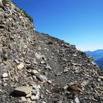 auf dem Wanderweg bei der mächtigen Felsbarriere