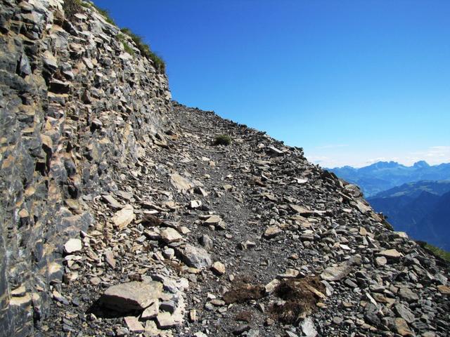 auf dem Wanderweg bei der mächtigen Felsbarriere