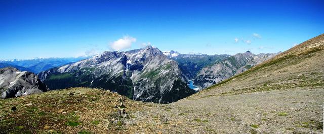 schönes Breitbildfoto mit Blick auf Ringelspitz, Sardona und Gigerwaldstausee