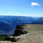 schönes Breitbildfoto mit Blick ins Rheintal. Die Aussicht reicht bis ins Engadin