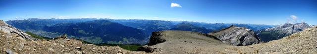 schönes Breitbildfoto mit Blick ins Rheintal. Die Aussicht reicht bis ins Engadin