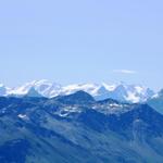 die Sicht reicht bis in das Engadin mit den Eisriesen der Berninagruppe