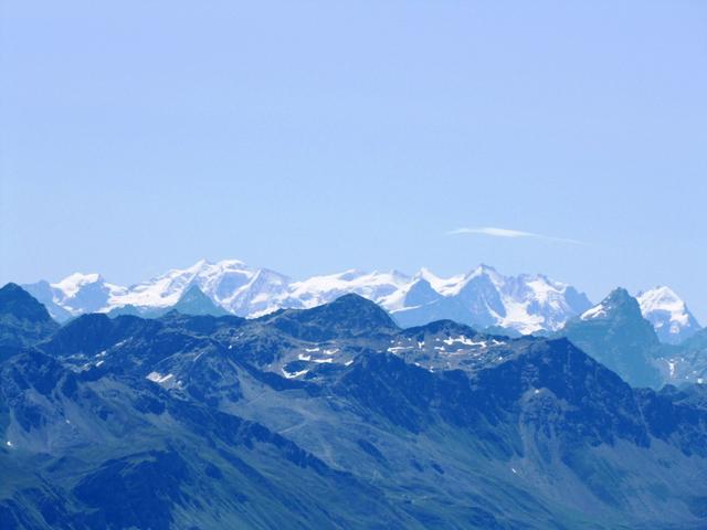 die Sicht reicht bis in das Engadin mit den Eisriesen der Berninagruppe