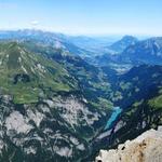 Blick auf das Taminatal mit Mapraggstausee. Dahinter das Rheintal, mit Blick zum Bodensee