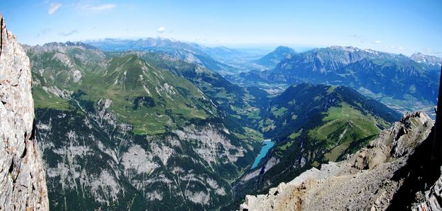 Blick auf das Taminatal mit Mapraggstausee. Dahinter das Rheintal, mit Blick zum Bodensee