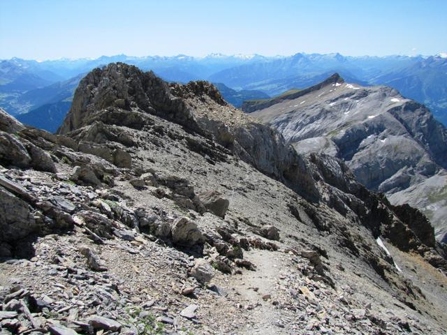 richtig ausgesetzt ist der Bergweg nie, bei Nässe oder Altschneefelder aber eventuell ein bisschen heikel