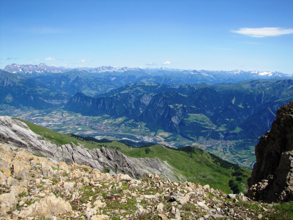 Tiefblick ins Rheintal mit Cyprianspitz. Dort oben waren wir auch schon