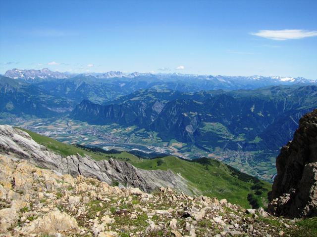 Tiefblick ins Rheintal mit Cyprianspitz. Dort oben waren wir auch schon