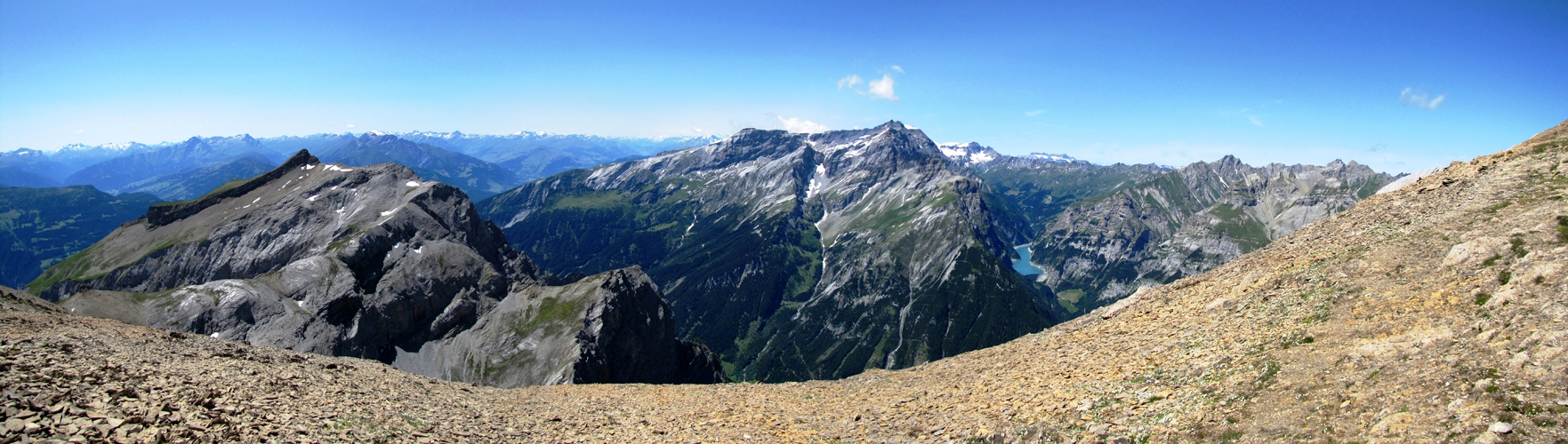 schönes Breitbildfoto mit Felsberger Calanda, Ringelspitz, Sardona und Gigerwaldstausee