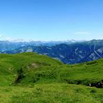 Breitbildfoto bei Chrüzboden. Am Horizont die gewaltige Kalkmauer des Rätikon. Dort waren wir auch schon