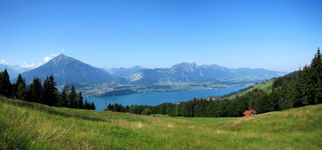 schönes Breitbildfoto mit dem Thunersee. Links der Niesen. Rechts der Stockhorn. Dort oben waren wir auch schon