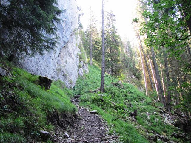 geschickt führt der Bergweg an diesem Felsriegel vorbei