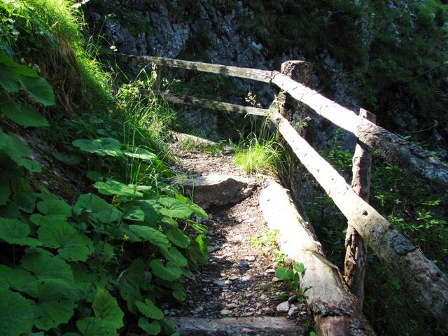 eine gut ausgebaute Steilrinne ermöglicht den Aufstieg zur Weggabelung bei Chäle