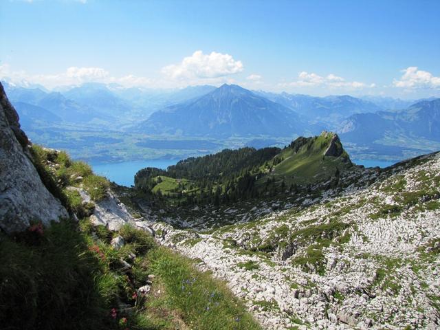 Blick Richtung Oberbärgli und das weitläufige Karrengelände und der Berg Merra