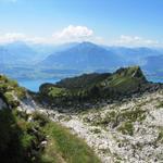 Blick Richtung Oberbärgli und das weitläufige Karrengelände und der Berg Merra