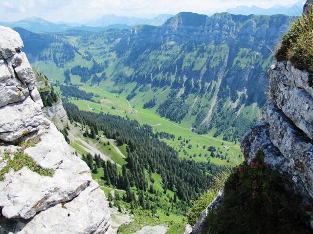 Tiefblick von der Schlüsselstelle aus gesehen hinunter ins Justistal