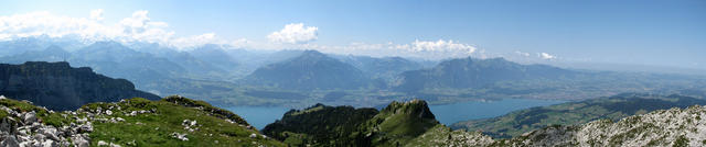 schönes Breitbildfoto mit Morgenberghorn, Niesen, Stockhorn und der Thunersee