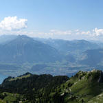 schönes Breitbildfoto mit Morgenberghorn, Niesen, Stockhorn und der Thunersee