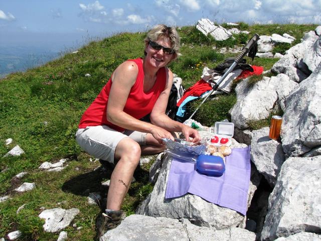 Mäusi bereitet das Mittagessen vor