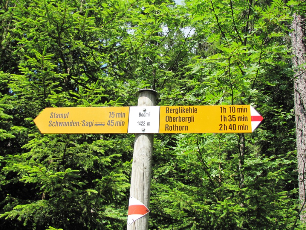 Wegweiser bei Bodmi 1422 m.ü.M. über Waldwege führt der Weg weiter Richtung Schwanden/Sagi