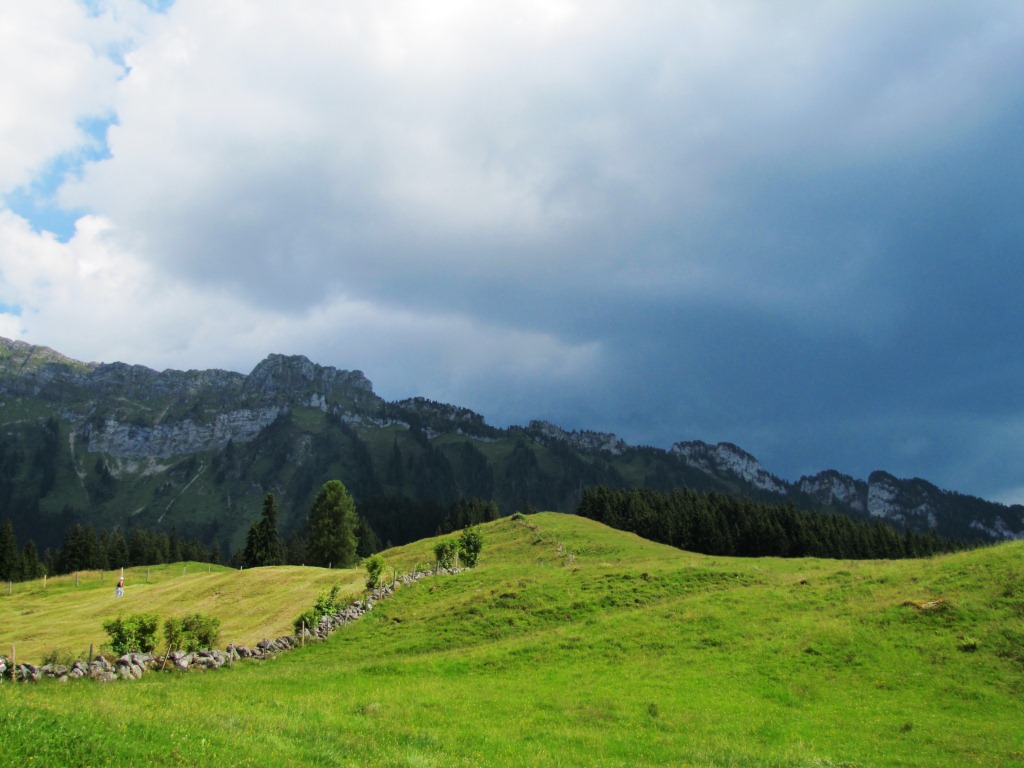 dunkle Gewitterwolken ziehen beim Sigriswiler Rothorn auf. Goldige Wanderregel: Früh rauf, früh runter
