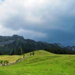 dunkle Gewitterwolken ziehen beim Sigriswiler Rothorn auf. Goldige Wanderregel: Früh rauf, früh runter