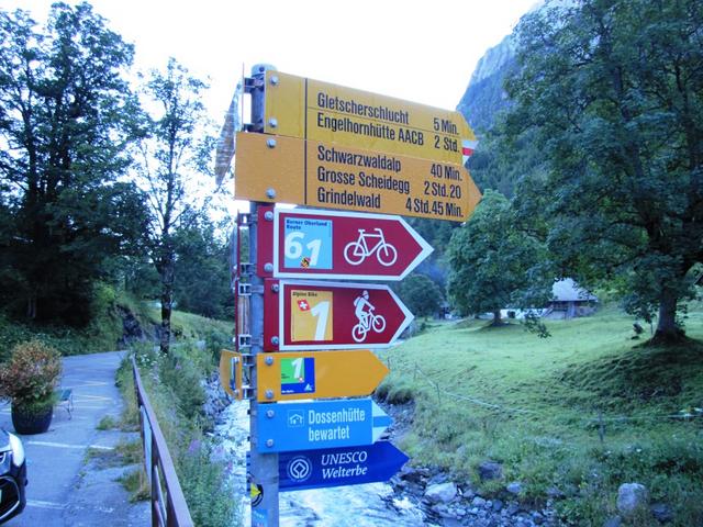 Wegweiser beim Hotel Rosenlaui 1328 m.ü.M. unser nächstes Ziel die Engelhornhütte