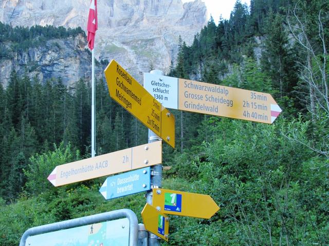 Wegweiser beim Eingang der Gletscherschlucht 1360 m.ü.M.