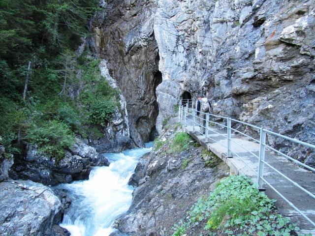 der gut ausgebaute und gesicherte Weg durch die Gletscherschlucht Rosenlaui ist 573 Meter lang