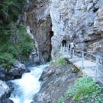 der gut ausgebaute und gesicherte Weg durch die Gletscherschlucht Rosenlaui ist 573 Meter lang