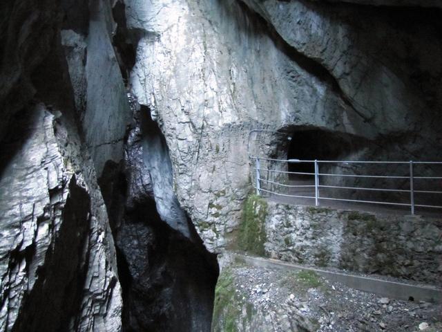 der Weg führt durch mehrere Tunnel